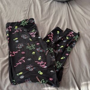 Black neon tropical Christmas cropped leggings, women’s xl